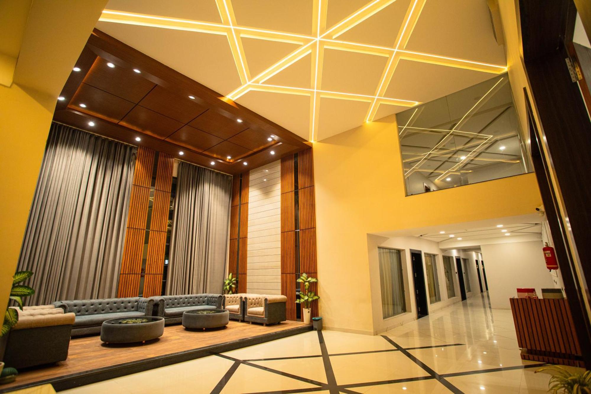 Hotel Miracle 2Km From Mahakal Temple 우자인 외부 사진