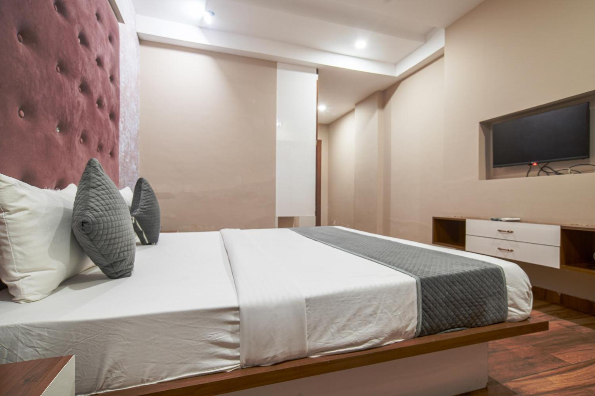 Hotel Miracle 2Km From Mahakal Temple 우자인 외부 사진