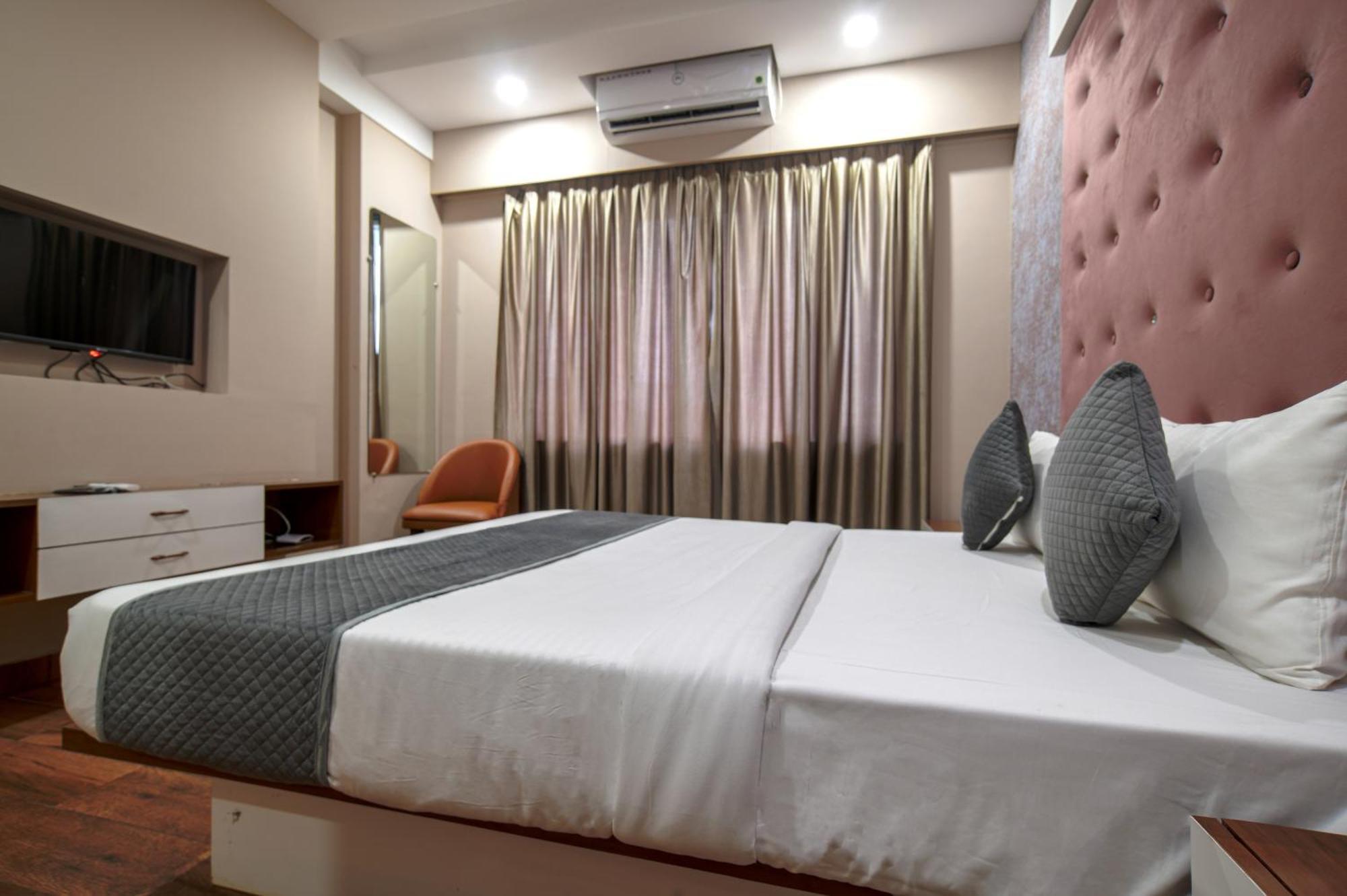 Hotel Miracle 2Km From Mahakal Temple 우자인 외부 사진